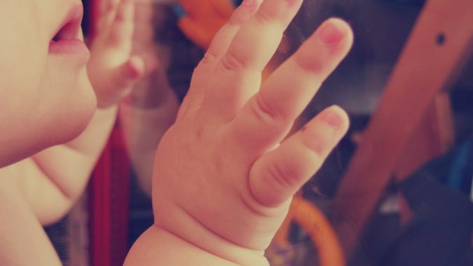 Mãos de bebês também apresentam comportamento ativo. [Imagem: LibreShot]