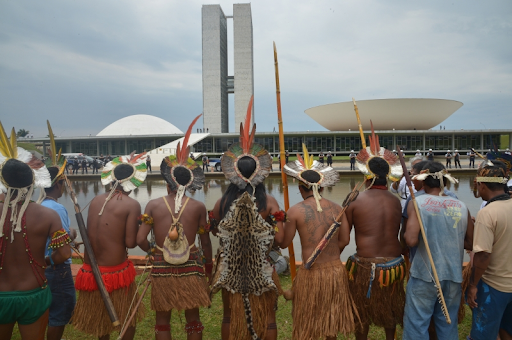 Grupo de indígenas em mobilização política em prol de direitos