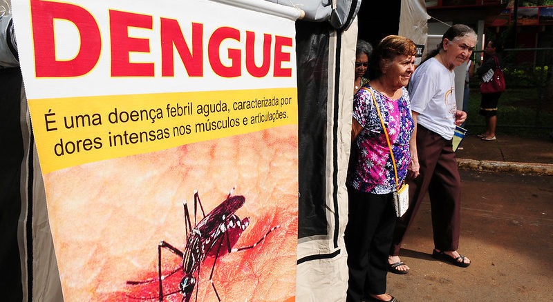 Idosas ao lado de campanha de combate a dengue