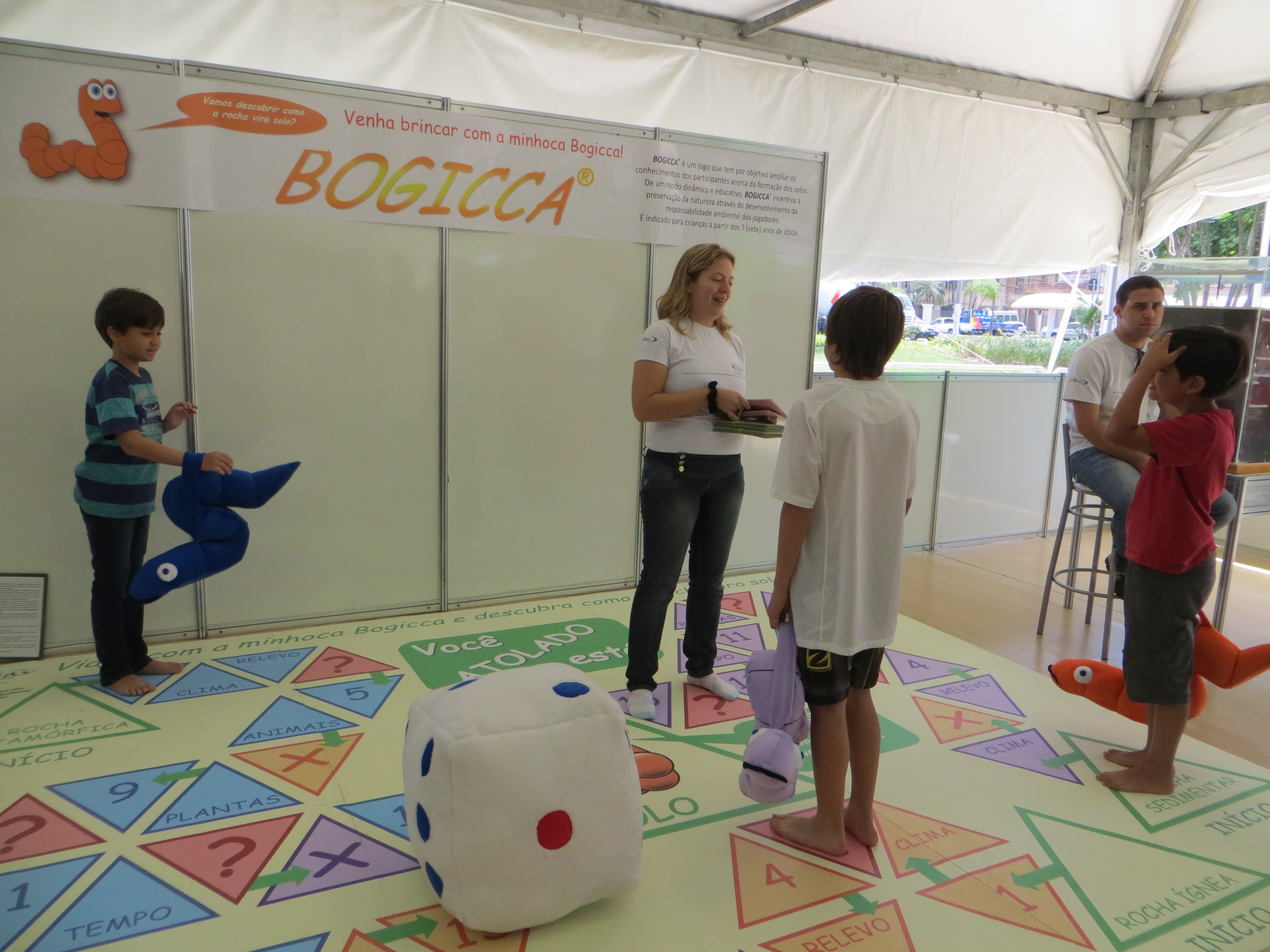 Professora cria jogo de tabuleiro para facilitar ensino de