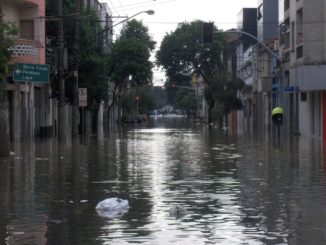 Rua da cidade de São Paulo sofrendo com as enchentes
