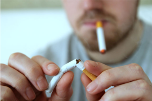 O hábito de fumar pode ser uma das causas do enfraquecimento ósseo - [Reprodução/Wikimedia Commons]