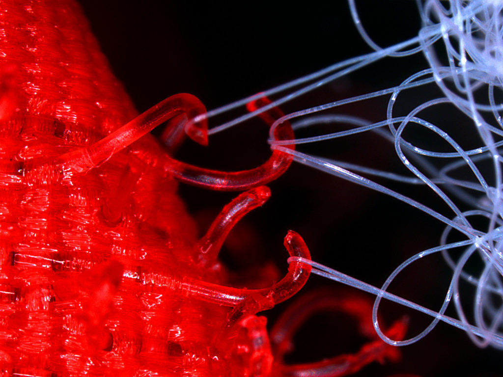 Foto aproximada de um tecido de velcro descolando um do outro