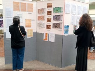 Duas mulheres, uma mais jovem e outra mais velha, observando uma exposição