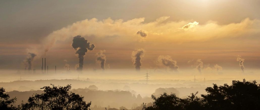 Imagem de indústria emitindo carbono para a atmosfera.