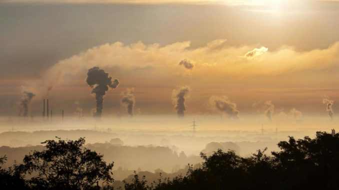 Imagem de indústria emitindo carbono para a atmosfera.