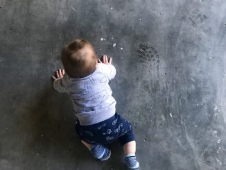 Bebê se locomovendo. [Imagem: Pexels]