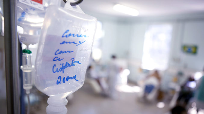 A cisplatina, fármaco que contém o metal platina (Pt), é usado no tratamento de pacientes com câncer de testículos [Imagem: Reprodução/Flickr]