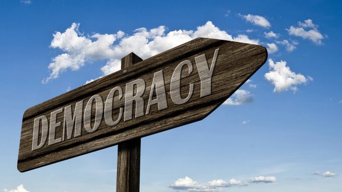 A caminhada para a democracia é objetivo de muitas sociedades na História, e a coesão social é importante para isso (Fonte: Pixabay)