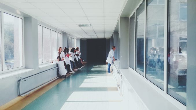 O medo e a pressão fazem profissionais da enfermagem se submeterem ao trabalho mesmo em condições não ideias de saúde física e mental [imagem: divulgação/ pixabay]