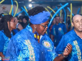 Hitah Silva, uma mulher negra, vestida de azul