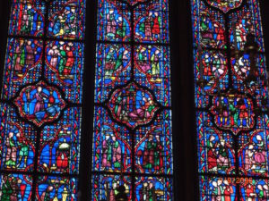 Vitral da Igreja Saint-Chapelle, localizada na França. Algumas cores são originadas por quantum dots, enquanto outras são originadas por nanopartículas de ouro e cobre. [Imagem: Reprodução/Henrique Eisi Toma]