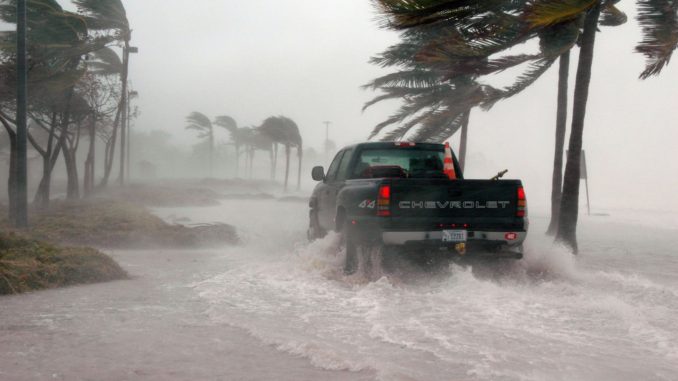 Carro passando por uma tempestade no litoral - Pixabay